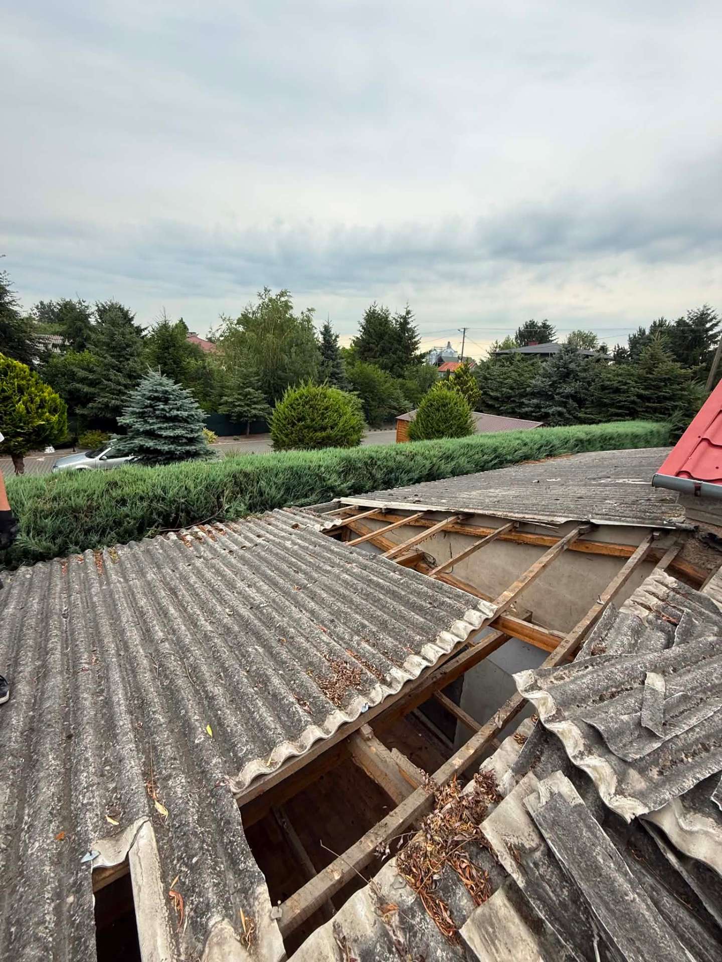 Prace rozbiórkowe na dachu