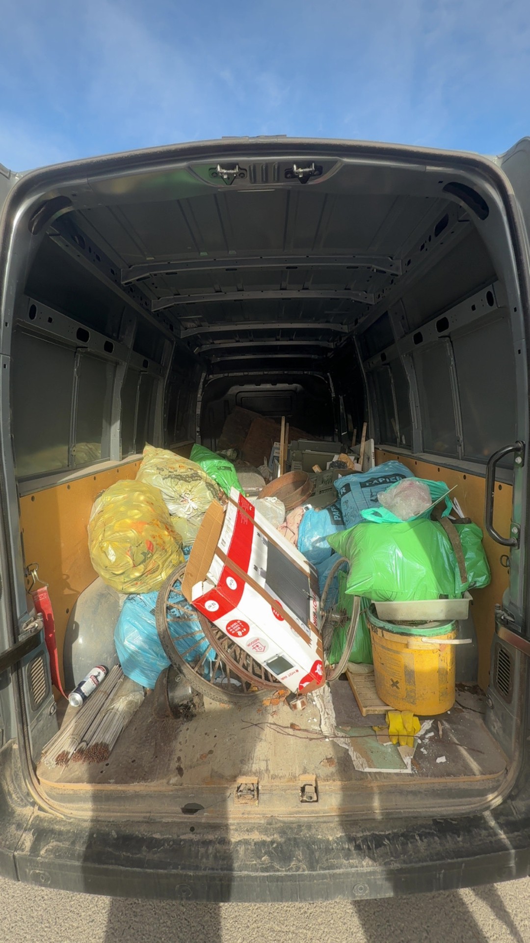 Załadunek odpadów do transportu